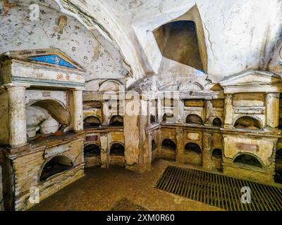 Columbarium di Pomponio Ilas - piccole strutture architettoniche a forma di edicole, con piccole colonne e un timpano, decorato con dipinti e stucchi - la costruzione della tomba, come testimoniano altre iscrizioni, risale tra il principato di Tiberio e quello di Claudio (14-51 d.C.), ma continuò ad essere utilizzato più tardi, in età Flaviana (69-96 d.C.), quando il mosaico di Pomponio Ilas e alcuni cambiamenti all'apparato decorativo, fino all'età Antonina (138-161 d.C.) - Parco degli Scipioni, Roma, Italia Foto Stock