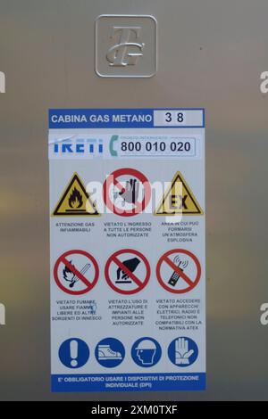 Parma, Italia 24 luglio 2024 cartello segnaletico che elenca le norme di sicurezza per lavorare in cabina a gas metano, sottolineando l'importanza di Workplace sa Foto Stock