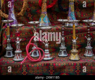 Gruppo di hookahs orientale posti di vari colori su un ripiano Foto Stock