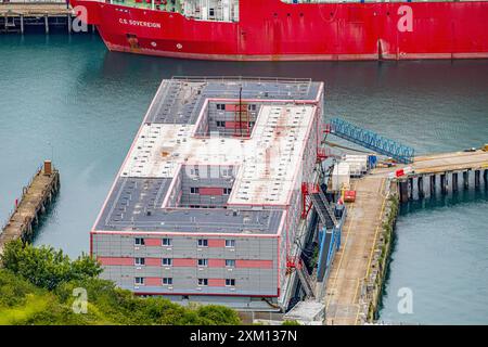 Vista generale dall'alto della chiatta dei richiedenti asilo Bibby Stockholm / nave per rifugiati al porto di Portland vicino a Weymouth. Dorset, Inghilterra, Regno Unito Foto Stock