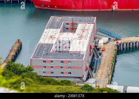 Vista generale dall'alto della chiatta dei richiedenti asilo Bibby Stockholm / nave per rifugiati al porto di Portland vicino a Weymouth. Dorset, Inghilterra, Regno Unito Foto Stock