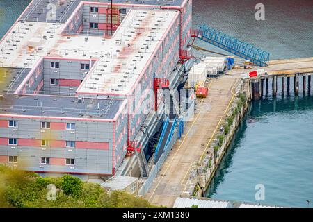 Vista generale dall'alto della chiatta dei richiedenti asilo Bibby Stockholm / nave per rifugiati al porto di Portland vicino a Weymouth. Dorset, Inghilterra, Regno Unito Foto Stock