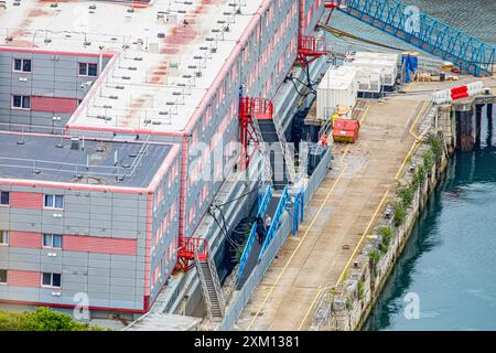 Vista generale dall'alto della chiatta dei richiedenti asilo Bibby Stockholm / nave per rifugiati al porto di Portland vicino a Weymouth. Dorset, Inghilterra, Regno Unito Foto Stock