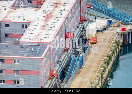 Vista generale dall'alto della chiatta dei richiedenti asilo Bibby Stockholm / nave per rifugiati al porto di Portland vicino a Weymouth. Dorset, Inghilterra, Regno Unito Foto Stock