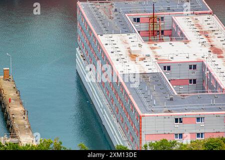 Vista generale dall'alto della chiatta dei richiedenti asilo Bibby Stockholm / nave per rifugiati al porto di Portland vicino a Weymouth. Dorset, Inghilterra, Regno Unito Foto Stock