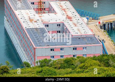 Vista generale dall'alto della chiatta dei richiedenti asilo Bibby Stockholm / nave per rifugiati al porto di Portland vicino a Weymouth. Dorset, Inghilterra, Regno Unito Foto Stock