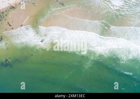 onde sulla riva di una spiaggia in estate, vista aerea dall'alto con drone. Mare Foto Stock