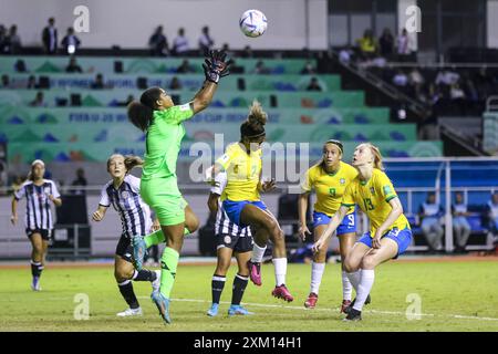 La portiere Genesis Perez della Costa Rica e Luany da Silva del Brasile durante la partita della Coppa del mondo femminile FIFA U-20 Costa Rica contro Brasile ad agosto Foto Stock