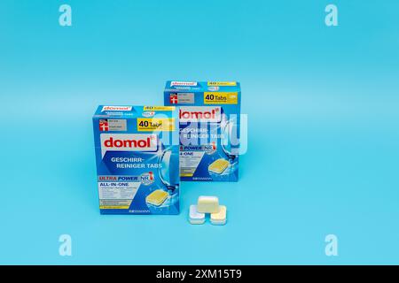 Germania Berlino 20 luglio 2024. Compresse detergenti per lavastoviglie Domol su sfondo blu. Foto Stock