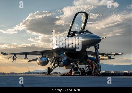 Gli aviatori dell'avionica assegnati al 52nd Fighter Generation Squadron, Spangdahlem Air base, Germania, lavorano su un F-16 CM prima di una missione notturna durante la Red F Foto Stock