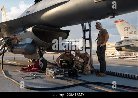 Gli aviatori dell'avionica assegnati al 52nd Fighter Generation Squadron, Spangdahlem Air base, Germania, lavorano su un F-16 CM prima di una missione notturna durante la Red F Foto Stock