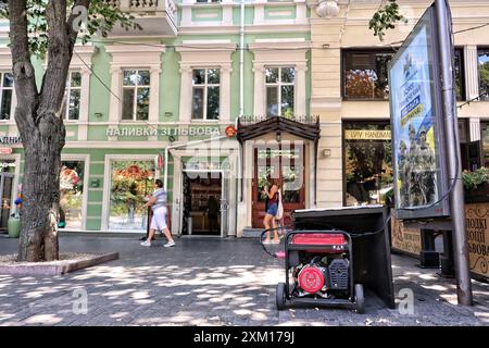 ODESA, UCRAINA - 23 LUGLIO 2024 - Un generatore diesel utilizzato come riserva durante le interruzioni di corrente è in strada a Odesa, Ucraina meridionale. Foto Stock