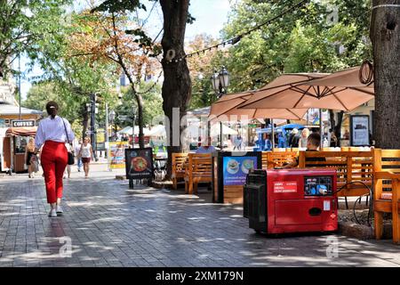 ODESA, UCRAINA - 23 LUGLIO 2024 - Un generatore diesel utilizzato come riserva durante le interruzioni di corrente è presso una terrazza caffè a Odesa, nel sud dell'Ucraina. Foto Stock