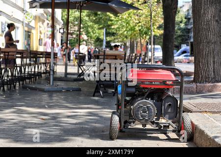 ODESA, UCRAINA - 23 LUGLIO 2024 - Un generatore diesel utilizzato come riserva durante le interruzioni di corrente è in strada a Odesa, Ucraina meridionale. Foto Stock