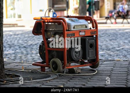 ODESA, UCRAINA - 23 LUGLIO 2024 - Un generatore diesel utilizzato come riserva durante le interruzioni di corrente è in strada a Odesa, Ucraina meridionale. Foto Stock