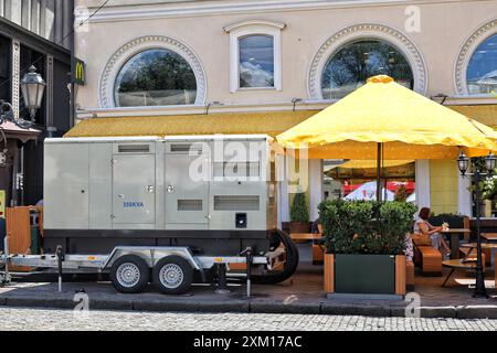 ODESA, UCRAINA - 23 LUGLIO 2024 - Un generatore diesel utilizzato come riserva durante le interruzioni di corrente è in strada a Odesa, Ucraina meridionale. Foto Stock
