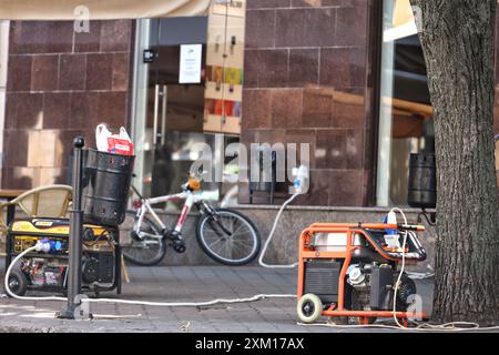 ODESA, UCRAINA - 23 LUGLIO 2024 - Un generatore diesel utilizzato come riserva durante le interruzioni di corrente è in strada a Odesa, Ucraina meridionale. Foto Stock