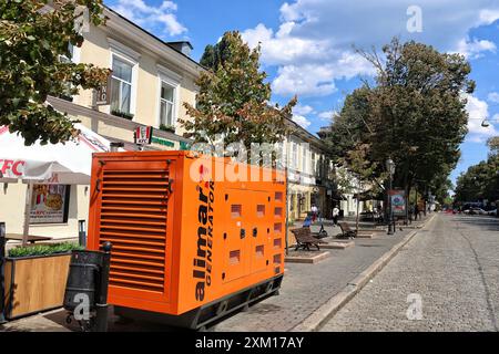 ODESA, UCRAINA - 23 LUGLIO 2024 - Un generatore diesel utilizzato come riserva durante le interruzioni di corrente è in strada a Odesa, Ucraina meridionale. Foto Stock