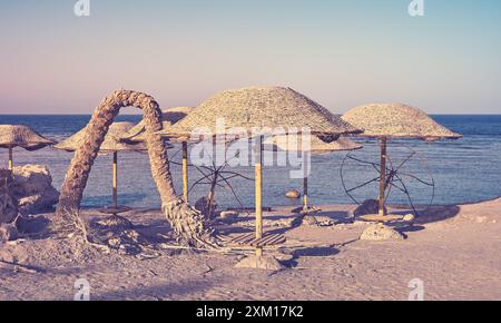 Spiaggia abbandonata al tramonto, colori applicati, Egitto. Foto Stock