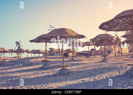 Spiaggia abbandonata al tramonto, colori applicati, Egitto. Foto Stock