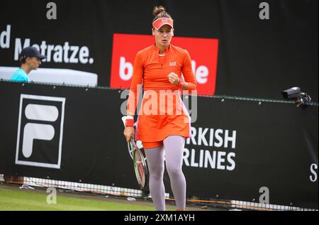 Berlino, Germania - 19 giugno 2024: Veronika KUDERMETOVA reagisce durante la sua partita di doppio WTA 500 ecoTRANS Ladies German Open con Hao-Ching CHAN contro Nicole MELICHAR-MARTINEZ e Ellen PEREZ Foto Stock