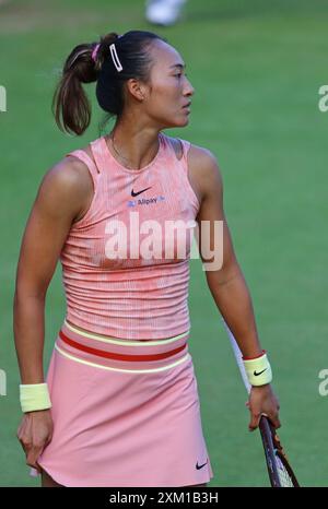 Berlino, Germania - 19 giugno 2024: Ritratto del giocatore cinese Qinwen ZHENG visto durante la sua partita WTA 500 ecoTRANS Ladies German Open contro Katerina SINIAKOVA della Cechia al Rot Weiss Tennis Club di Berlino Foto Stock