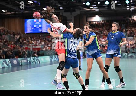 Parigi, Francia. 24 luglio 2024. Team Danimarca, back destro Louise Vinter Burgaard (27), Team Slovenia ala sinistra Ema Abina (88) durante il Women's Handball Group A match tra Slovenia e Danimarca il giorno -1 dei Giochi Olimpici di Parigi 2024 alla South Paris Arena il 25 luglio 2024 a Parigi, Francia. Foto di David Niviere/ABACAPRESS. COM credito: Abaca Press/Alamy Live News Foto Stock