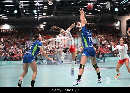 Parigi, Francia. 24 luglio 2024. Il ritorno del team danese Louise Vinter Burgaard (27) durante il gruppo di pallamano femminile A partita tra Slovenia e Danimarca il giorno -1 dei Giochi Olimpici di Parigi 2024 alla South Paris Arena il 25 luglio 2024 a Parigi, in Francia. Foto di David Niviere/ABACAPRESS. COM credito: Abaca Press/Alamy Live News Foto Stock