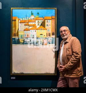Open Eye Gallery, Edimburgo, Scozia, Regno Unito, 25 luglio 2024. Nuova mostra: Terre et Mer, l'ultima mostra di opere di Leon Morrocco (nella foto), apre oggi fino al 24 agosto 2024. Le sue opere sono delle strade di Nizza e delle colline in Francia. Crediti: Sally Anderson/Alamy Live News Foto Stock