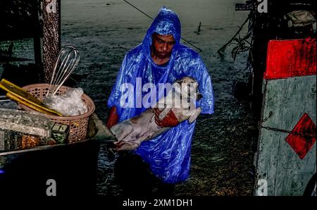 Quezon City, Filippine. 15 marzo 2021. La strada a Barangay Bagong Silangan si trasformò in un fiume a causa delle devastazioni del tifone carina nelle Filippine. (Foto di EDD Castro/Pacific Press) credito: Pacific Press Media Production Corp./Alamy Live News Foto Stock