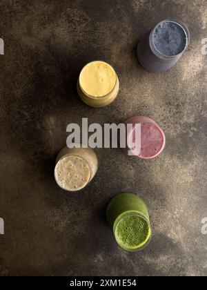 Frullati di frutta colorati estivi. Concetto di cibo sano, disintossicante e dietetico Foto Stock