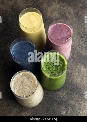 Frullati di frutta colorati estivi. Concetto di cibo sano, disintossicante e dietetico Foto Stock