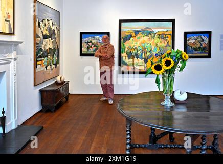 Edimburgo, Scozia, Regno Unito. 25 luglio 2024. L'artista Leon Morrocco accanto alle sue opere d'arte. Alla Open Eye Gallery, l'ultima mostra Terre et Mer, con le nuove opere dell'artista scozzese Leon Morrocco RSA, le sue opere ci portano alle strade e ai fronti della spiaggia di Nizza e alle colline di Roquefort-les-Pins. Apertura domani fino al 24 agosto. Crediti: Craig Brown/Alamy Live News Foto Stock