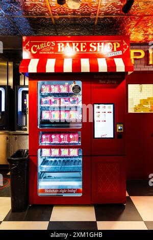 Distributore automatico di torte Carlo's Bake Shop presso il ristorante PizzaCake by Buddy Valastro all'interno dell'Harrah's Las Vegas, Nevada, USA Foto Stock