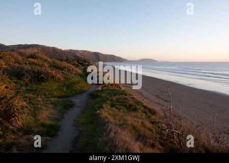 Vista del parco Queen Elizabeth che guarda a sud verso Paekakariki e Pukerua Bay a Kapiti, nuova Zelanda Foto Stock