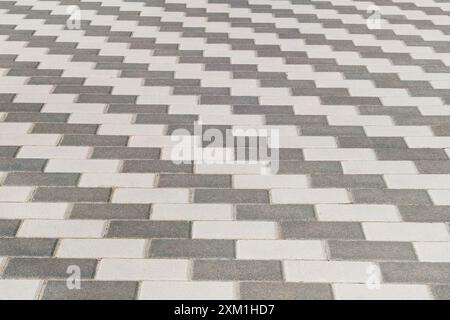 Lastra di pavimentazione grigia, sfondo. Zona pedonale in città di giorno. Foto Stock