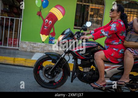 Due donne di mezza età in moto, l'isola di Ometepe, il lago Nicaragua, il dipartimento di Rivas, il Nicaragua Foto Stock