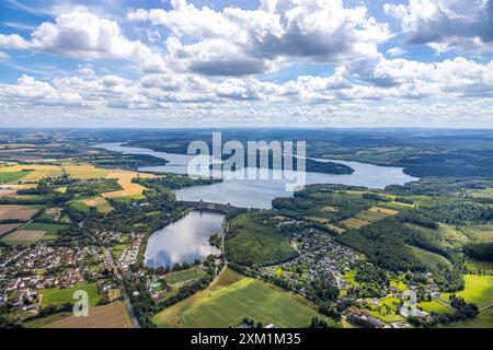 Luftbild, Möhnesee Gesamtansicht, Möhnetalsperre Sperrmauer, Fernsicht und blauer Himmel mit Wolken, Günne, Möhnesee, Sauerland, Nordrhein-Westfalen, Deutschland ACHTUNGxMINDESTHONORARx60xEURO *** Vista aerea, Möhnesee vista generale, Möhnetalsperre barriera, vista distante e cielo blu con nuvole, Günne, Möhnesee, Sauerland, Renania settentrionale-Vestfalia, Germania ACHTUNGxMINDESTHONORARx60xEURO Foto Stock