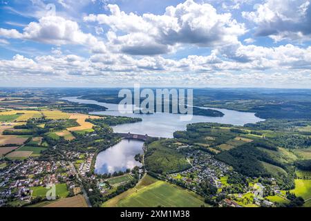 Luftbild, Möhnesee Gesamtansicht, Möhnetalsperre Sperrmauer, Fernsicht und blauer Himmel mit Wolken, Günne, Möhnesee, Sauerland, Nordrhein-Westfalen, Deutschland ACHTUNGxMINDESTHONORARx60xEURO *** Vista aerea, Möhnesee vista generale, Möhnetalsperre barriera, vista distante e cielo blu con nuvole, Günne, Möhnesee, Sauerland, Renania settentrionale-Vestfalia, Germania ACHTUNGxMINDESTHONORARx60xEURO Foto Stock