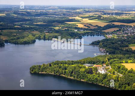Luftbild, Möhnetalsperre Sperrmauer, LinkTurm an der Landzunge am Möhnesee beim Hotel Haus Delecke, bewaldeter Uferbereich, Fernsicht und blauer Himmel mit Wolken, Delecke, Möhnesee, Sauerland, Nordrhein-Westfalen, Deutschland ACHTUNGxMINDESTHONORARx60xEURO *** Vista aerea, muro di barriera di Möhnetalsperre, LinkTower al promontorio di Möhnesee vicino all'Hotel Haus Delecke, zona boscosa della costa, vista distante e cielo azzurro con nuvole, Delecke, Möhnesee, Sauerland, Renania settentrionale-Vestfalia, Germania ATTENTIONxMINDESTHONORARx60xEURO Foto Stock