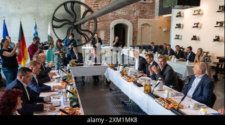 Plauen, Germania. 25 luglio 2024. Michael Kretschmer (CDU, 5° da sinistra), Ministro Presidente della Sassonia, e Markus Söder (CSU, 5° da destra), Ministro Presidente della Baviera, siedono uno di fronte all'altro nel museo 'Factory of Threads' di Plauen. Söder e la sua controparte sassone vogliono discutere le sfide e gli obiettivi comuni con gli esperti della città di Vogtland. L'attenzione sarà rivolta alle aree rurali. Saranno discussi anche i temi della migrazione, della scienza applicata, dell'assistenza medica, dei trasporti locali e dell'approvvigionamento locale. Crediti: Hendrik Schmidt/dpa/Alamy Live News Foto Stock