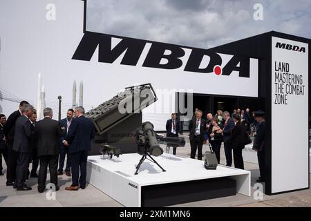 I visitatori ispezionano la tecnologia missilistica e di difesa presso il produttore di difesa MBDA durante il Farnborough International Airshow, il 24 luglio 2024, a Farnborough, Inghilterra. MBDA, con sede in Francia, è una multinazionale europea che sviluppa e produce missili. È stato creato nel dicembre 2001 dalla fusione delle principali società missilistiche francesi, britanniche e italiane: Matra, BAe Dynamics e Alenia. Foto Stock