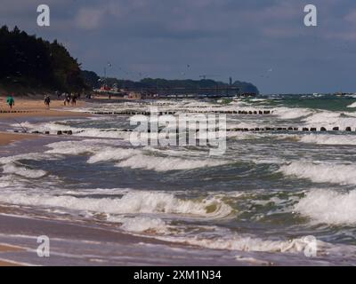 Mielno, Polonia - giu, 2022: Vista sul molo di Chłopy e onde sull'incredibile Mar Baltico su una spiaggia in Polonia. Europa Foto Stock