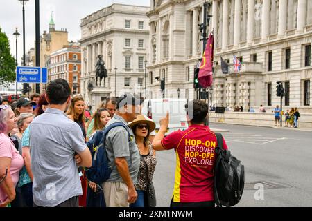 Londra, Inghilterra, Regno Unito - 27 giugno 2023: Guida turistica che informa un gruppo di visitatori sulla storia di Londra Foto Stock