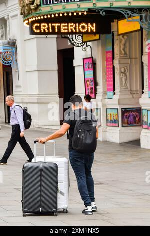 Londra, Inghilterra, Regno Unito - 27 giugno 2023: Valigie per turisti che viaggiano lungo una strada nel centro di Londra. Foto Stock