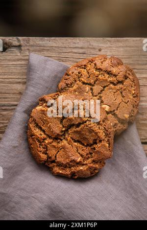 Biscotti con scaglie di cioccolato appena sfornati. Sfondo in legno. Foto Stock