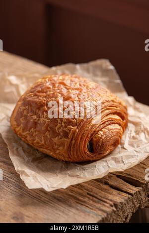 Panino al cioccolato appena sfornato. Pain au Chocolat. Foto Stock
