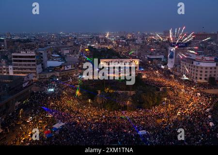 I manifestanti anti-governativi si riuniscono a piazza Tahrir a Baghdad il 31 ottobre 2019 Foto Stock