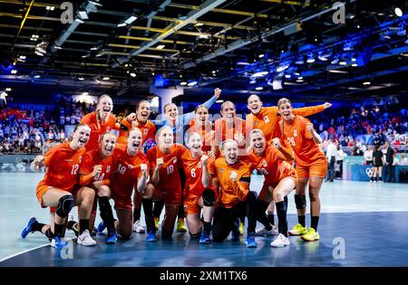 PARIGI, Francia, 25/07/2024, - i giocatori olandesi di pallamano celebrano la vittoria sull'Angola. Il torneo olimpico di pallamano femminile si svolgerà dal 25 luglio al 10 agosto. ANP KOEN VAN WEEL Foto Stock