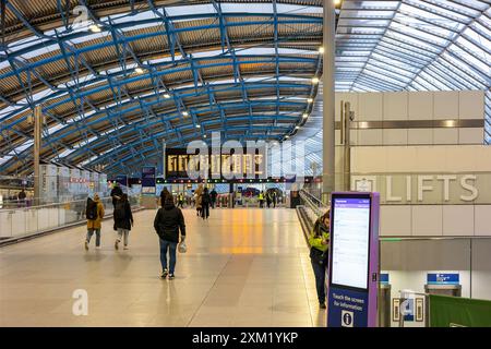 Pendolari nelle piattaforme ex terminal internazionali di Waterloo Foto Stock